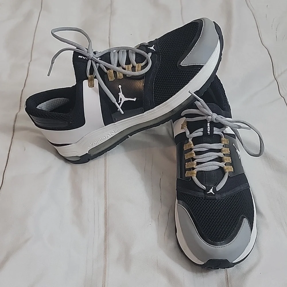 Jordan Alpha Trunner Max Mens size 13 White Black and Gray 2011 Hardly Worn